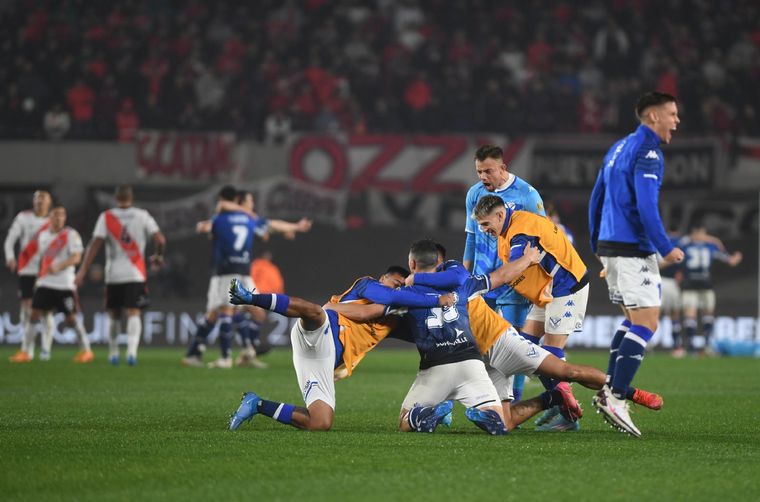 Vélez dejó afuera a River en el Monumental.