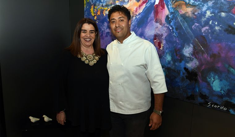 La artista Gabriela Scordo junto al chef Rodrigo Lucero. La artista Gabriela Scordo junto al chef Rodrigo Lucero.