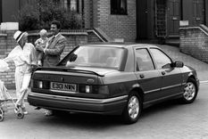 Un muy llamativo Ford Sierra sedán.