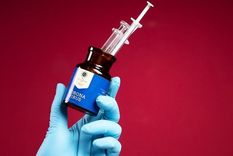 Aplicarse la vacuna del coronavirus no es una carta blanca para ignorar las medidas de salud como el distanciamiento físico y el lavado de manos, advierte la Organización Mundial de la Salud (OMS). Foto: GETTY IMAGES