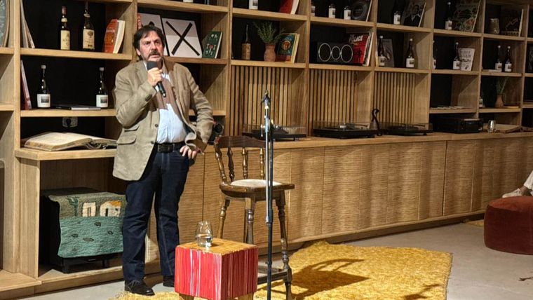 Un interesante charla sobre particularidades de la vida del General San Martín, a cargo de Felipe Pigna. Un interesante charla sobre particularidades de la vida del General San Martín, a cargo de Felipe Pigna.