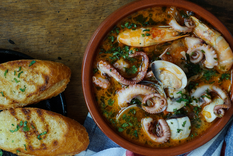 La receta de zarzuela de mariscos recibe su nombre por la variedad de ingredientes que combina, de forma similar a una obra musical con diferentes voces, lo que la convierte en una receta rica en matices y contrastes de sabores.