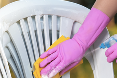 El sol puede dañar las sillas de plástico, sin embargo hay una solución Foto: Shutterstock