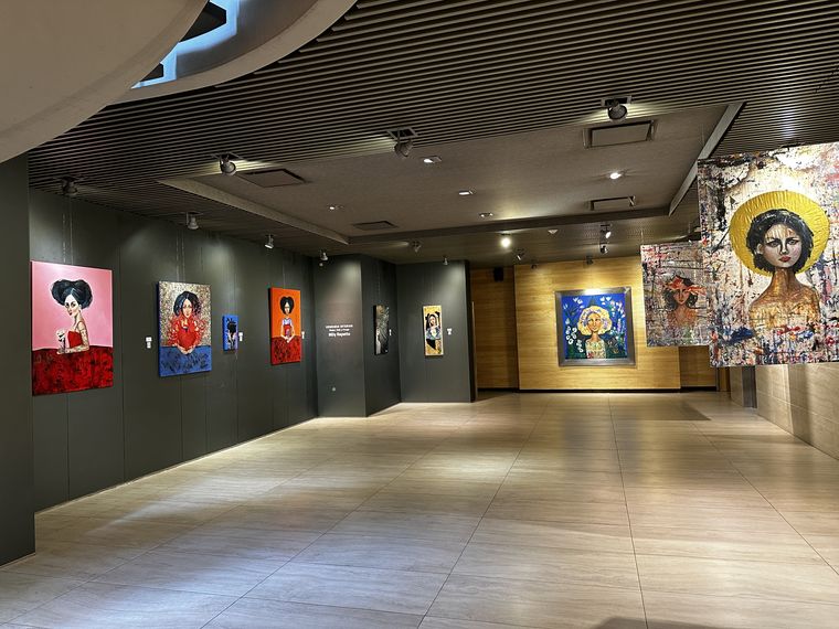 La fuerza femenina y la tierra se entrelazan en una muestra que es pura poesía visual. La fuerza femenina y la tierra se entrelazan en una muestra que es pura poesía visual.