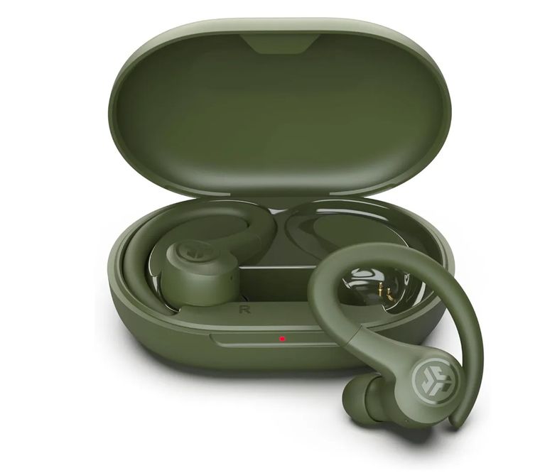 Los JLab GO Sport+ aportan protecci&oacute;n IP55 contra el sudor y cable de carga integrado.