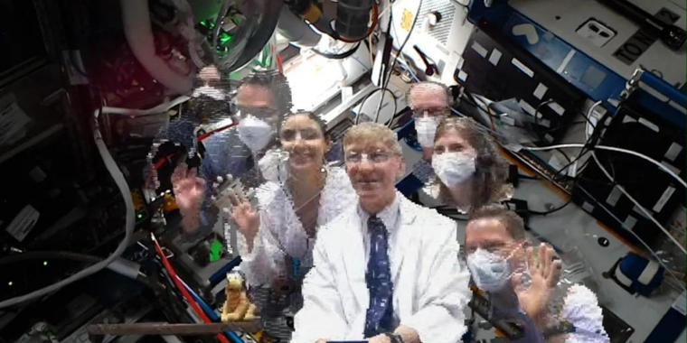 Los miembros del equipo de holoportación proyectados en la Estación Espacial Internacional. Foto: astronauta de la ESA (Agencia Espacial Europea) Thomas Pesquet