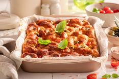 Para compartir al sol: receta de focaccia con tomates que grita verano.