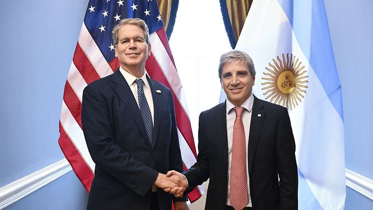 La foto de Scott Bessent y Luis Caputo tras el encuentro este lunes.