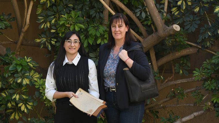  Analía Funes y Gabriela Negri con las muestras de telas biodegradables y una cartera de biomaterial.