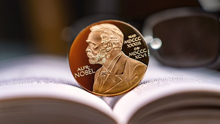El Premio Nobel de Literatura 2025 se revelará el 9 de octubre en Estocolmo. Entre los candidatos mencionados figuran dos representantes argentinos que despiertan expectativa en el mundo literario.