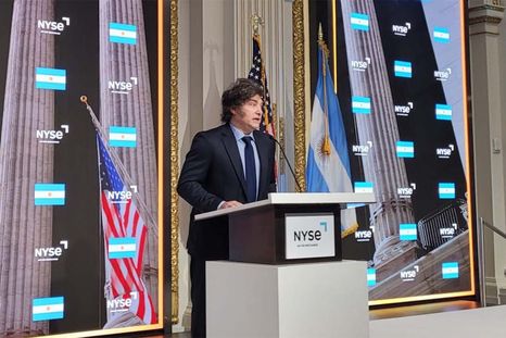 En medio de la fuerte trepada del dólar oficial, los activos argentinos tienen una jornada con mayoría de bajas en la Bolsa de Valores de Nueva York. En medio de la fuerte trepada del dólar oficial, los activos argentinos tienen una jornada con mayoría de bajas en la Bolsa de Valores de Nueva York.