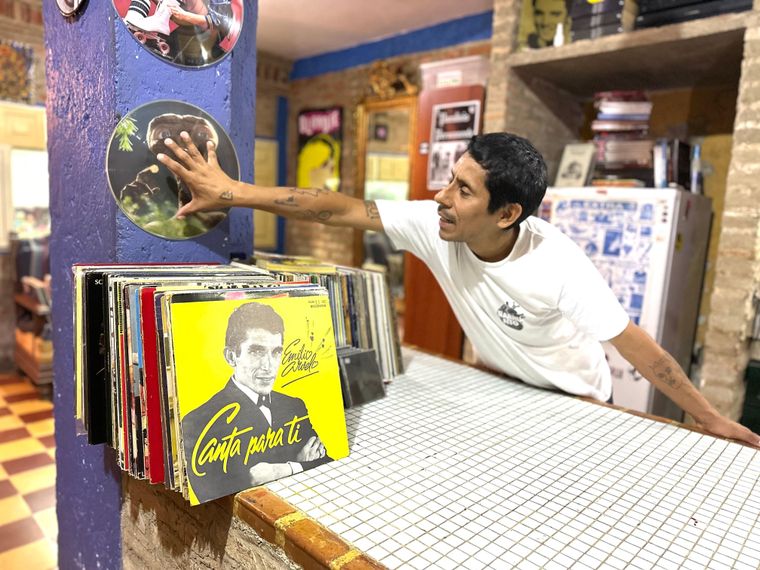 La primera grabación de "Ay que noche tan preciosa" se coló en este disco de Emilio Arvelo de 1953