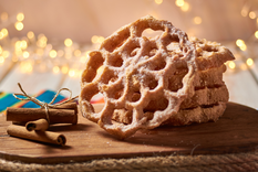 La receta de buñuelos mexicanos tiene raíces españolas, pero en México se adaptó con sabores locales como el piloncillo y la canela, convirtiéndose en un símbolo de las celebraciones navideñas.