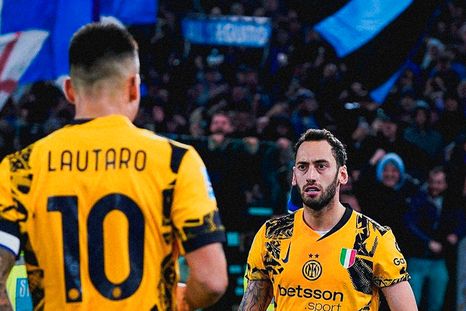 El vestuario del Inter quedó dividido entre Lautaro Martínez y Calhanoglu. El vestuario del Inter quedó dividido entre Lautaro Martínez y Calhanoglu.