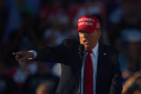 El ex presidente de Estados Unidos y actual candidato presidencial republicano Donald Trump habla durante un mitin electoral en Coachella, California Foto: EFE/EPA/ALLISON DINNER