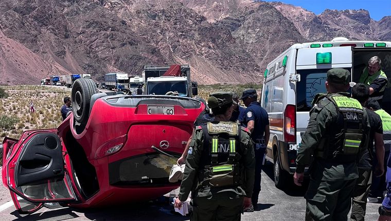 El auto volcado. Foto: Gendarmeria