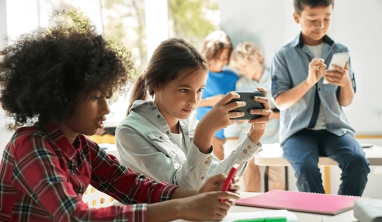 Las escuelas porteñas regulan el uso de celulares en las aulas para estudiantes de primaria y secundaria. Foto: Shutterstock