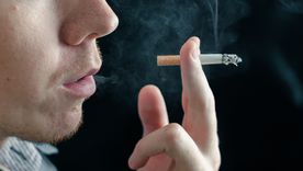 En medio de la controversia en Reino Unido, el líder del partido populista de derecha, Nigel Farage, prometió que, de ganar las próximas elecciones generales en 2029, derogaría esta ley por considerarla idiota.