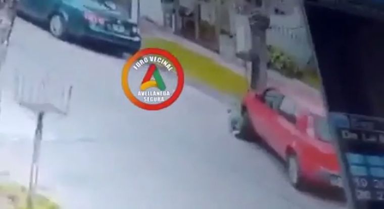 Un hombre sufrió el robo de su auto y fue atropellado en Avellaneda. Foto: Paz Morel Quirno.