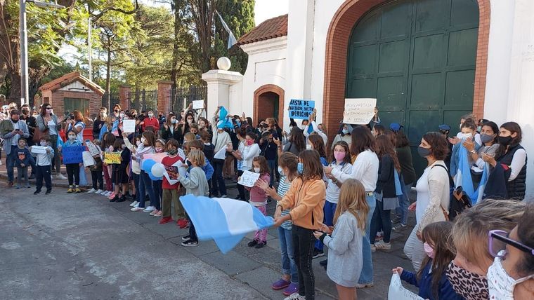 Las protestas en los colegios por la suspensión de las clases presenciales se trasladó a la Quinta de Olivos