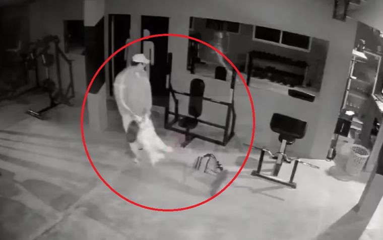 La violenta agresión quedó registrada por las cámaras de seguridad del gimnasio Foto: captura video