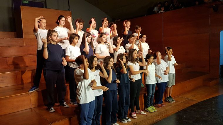 Los alumnos interpretan una canción lenguaje de señas. Foto: Prensa UNCuyo