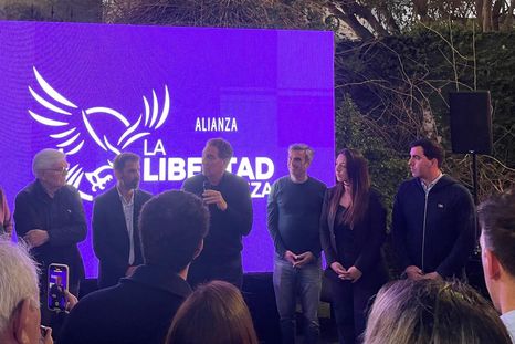 El diputado nacional del PRO y candidato a legislador nacional en octubre por la Alianza La Libertad Avanza, estuvo en La Plata con los candidatos de la Octava Sección Electoral El diputado nacional del PRO y candidato a legislador nacional en octubre por la Alianza La Libertad Avanza, estuvo en La Plata con los candidatos de la Octava Sección Electoral