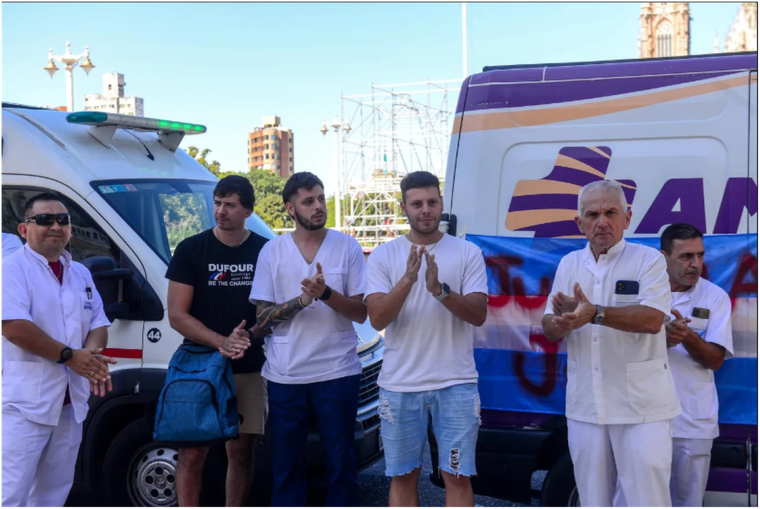 En la protesta se encontraban enfermeros, paramédicos, compañeros y familiares Foto: X