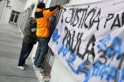 MDZol | Desde temprano, las banderas en las afuera del Palacio de Tribunales empezaron a verse. Foto: Agustín Mauricio/Mediamza.com