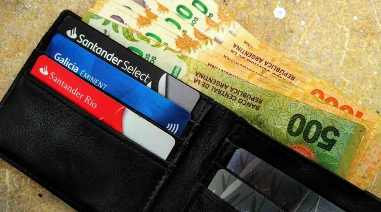 AFIP actualizó los montos a informar por parte de los bancos en gastos sobre tarjeta de débito. Foto: ALF PONCE MERCADO / MDZ