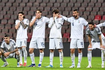 Jugadores de la selección de Italia sufren en la tanda de penales frente a Bosnia, que culminó en una nueva decepción rumbo al Mundial 2026. ¿Se viene otro revés deportivo?