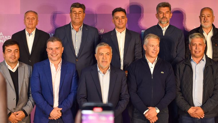 Cornejo y los intendentes oficialistas, que, si se aprueba la reforma, tendrán más responsabilidades.&nbsp;