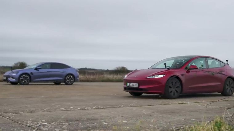 Tesla vs BYD Foto: CarWow
