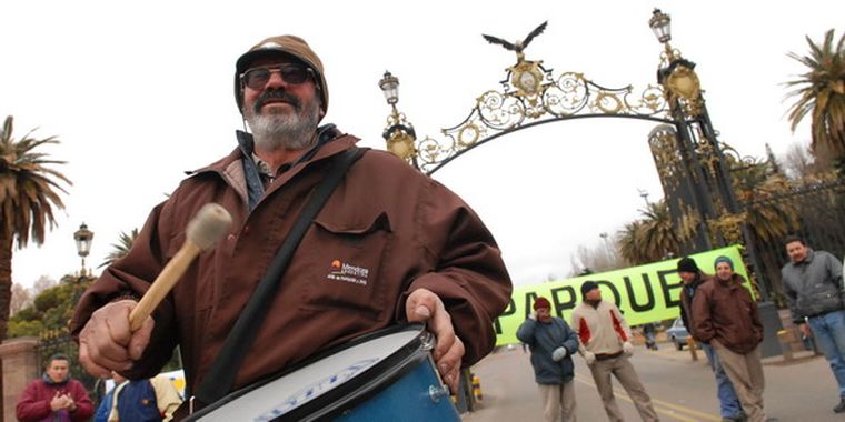 El portón está cerrado con carteles y banderas. Foto: Gonzalo Bravo