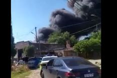 El incendio afectó tres propiedades aledañas