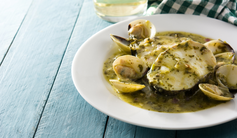 Esta receta nació en el País Vasco y se conoce como merluza a la koskera, una preparación tradicional en celebraciones familiares.