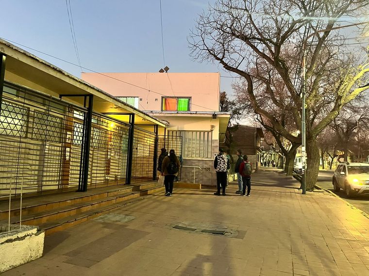 Esta mañana no se observaron largas filas de autos en los colegios de Mendoza