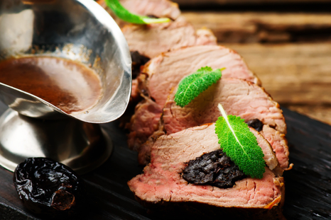 Cómo preparar un lomo relleno de ciruelas jugoso y sabroso Foto: Shutterstock Cómo preparar un lomo relleno de ciruelas jugoso y sabroso Foto: Shutterstock