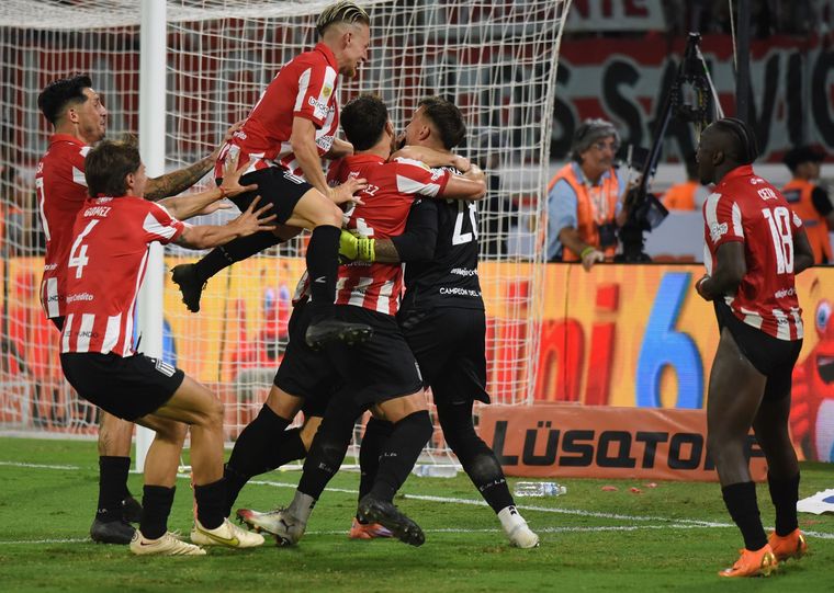 Estudiantes de La Plata se quedó con la final del Torneo Clausura 2026 tras vencer a Racing por penales. Estudiantes de La Plata se quedó con la final del Torneo Clausura 2026 tras vencer a Racing por penales.
