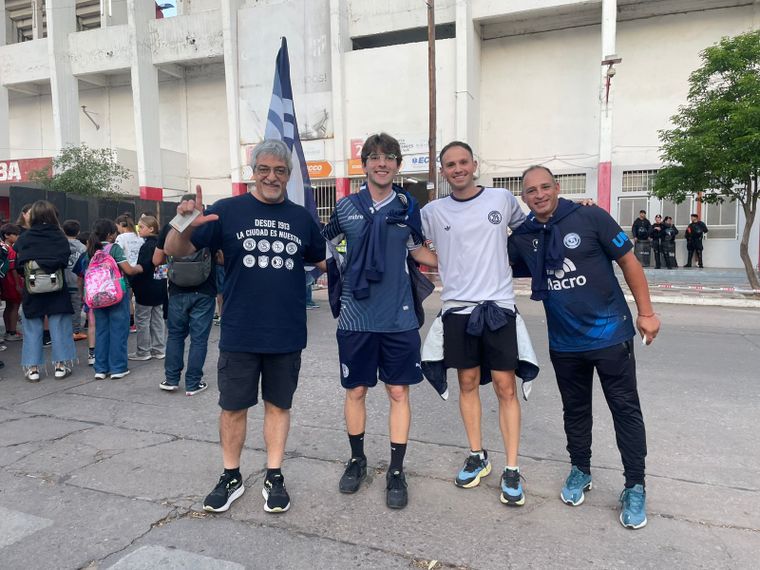 Los hinchas de Independiente Rivadavia coparon desde temprano el estadio de Instituto Los hinchas de Independiente Rivadavia coparon desde temprano el estadio de Instituto