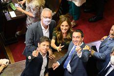 El festejo de Victoria Tolosa Paz al jurar como diputada. Foto: Twitter Victoria Tolosa Paz.