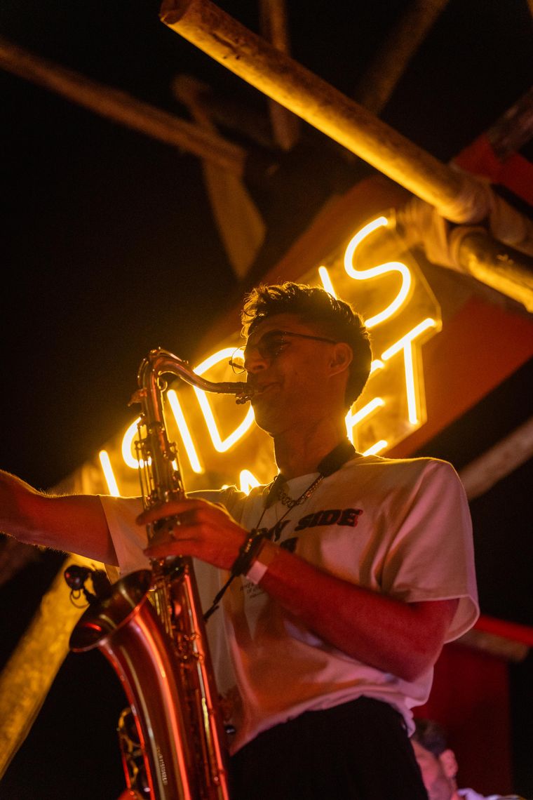 El solo de saxo levantó aplausos.