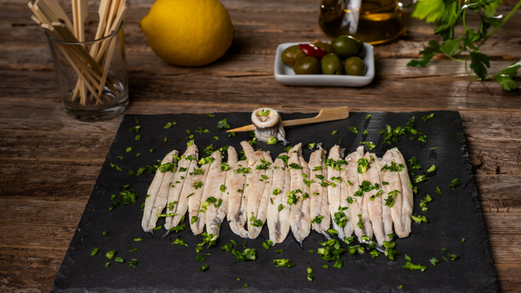 La cocina española nos brinda unas recetas irresistibles: boquerones en vinagre paso a paso