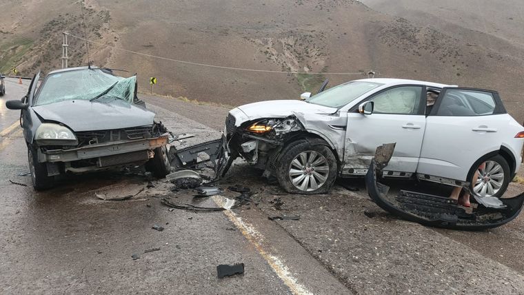 La escena y los dos autos destruidos tras el accidente en la ruta 7.&nbsp;
