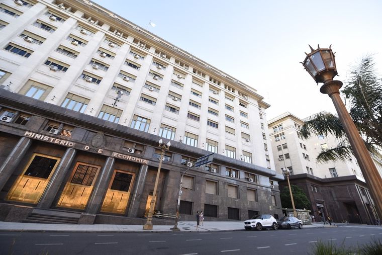 El Ministerio de Economía ajusta los números para sostener el superávit Foto: Juan Mateo Aberastain Zubimendi/MDZ