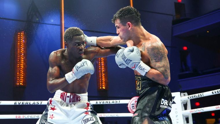 Lemos, con pantalón oscuro, perdió sin merecerlo. Foto: @ESPNKnockOut