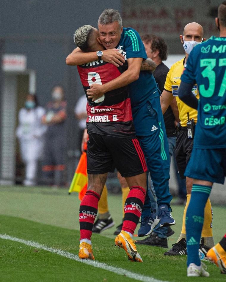 Abrazo de gol con Gabigol en Flamengo. Abrazo de gol con Gabigol en Flamengo.