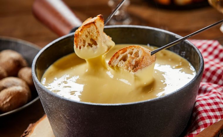 Fondue de quesos Una receta simple y deliciosa para hacer en pocos pasos. Foto: Shutterstock