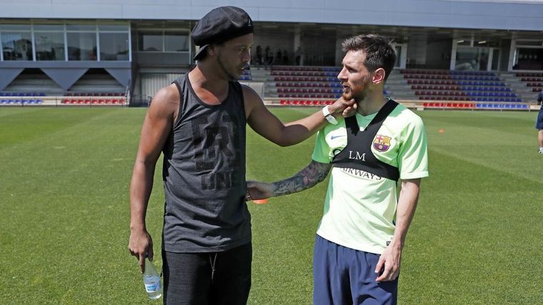 Ronaldinho y Messi en Barcelona. Foto: Barcelona