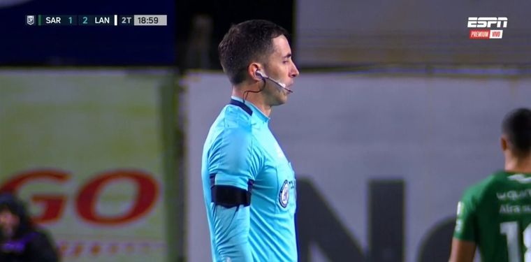 Nazareno Arasa explica por qué le anuló un gol a Sarmiento por los altoparlantes del estadio. Foto: captura de TV.&nbsp;